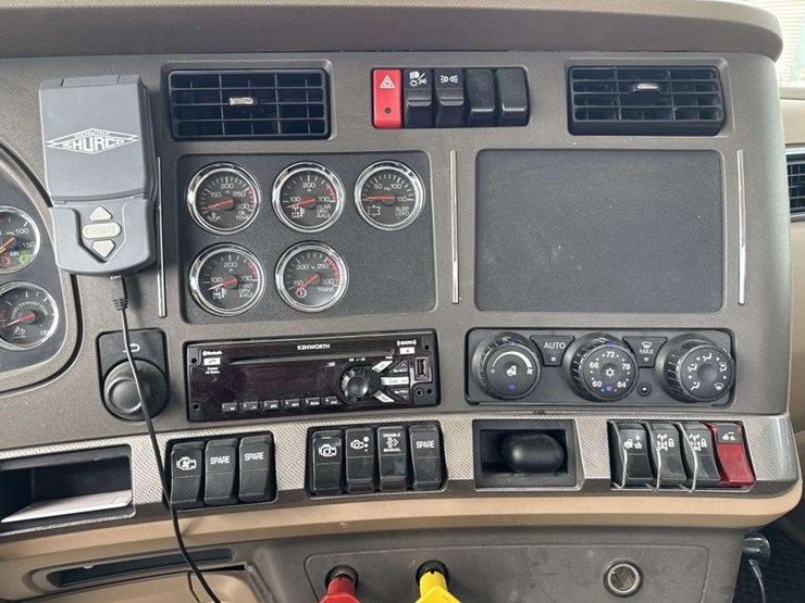 2014-kenworth-t680-image-26