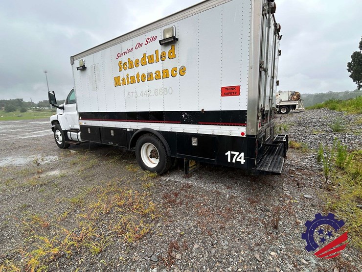 2005-chevrolet-c7500-fuel-&-lube-truck-image-3