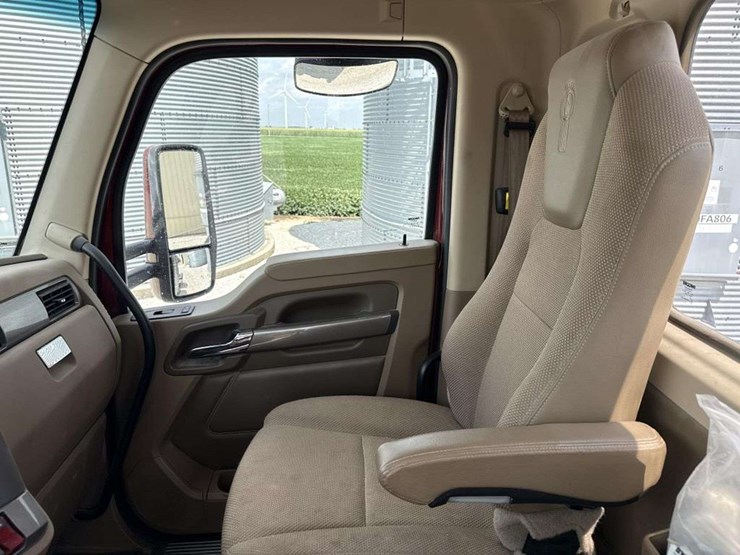 2014-kenworth-t680-image-23