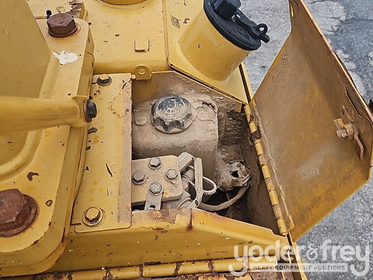2014-caterpillar-d6t-image-30