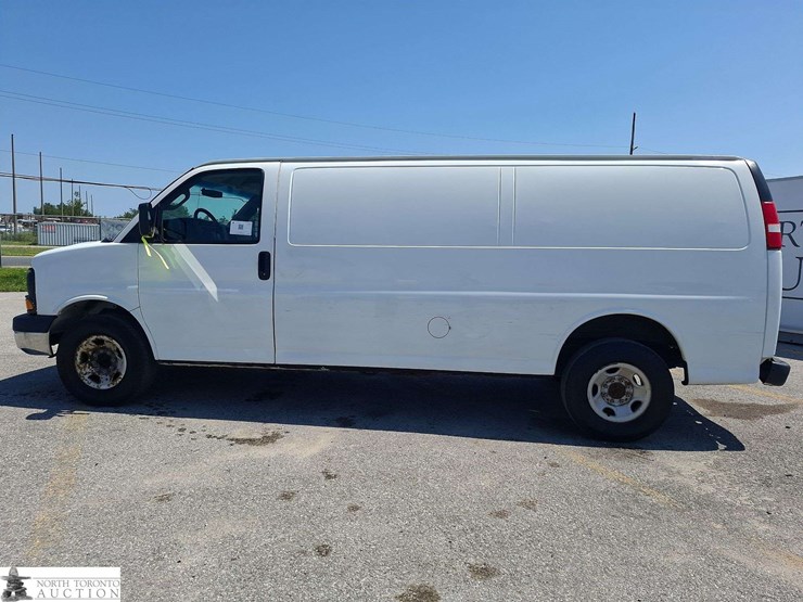 2017-gmc-savana-cargo-van-image-8