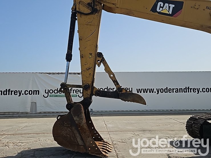 2019-caterpillar-323-image-17