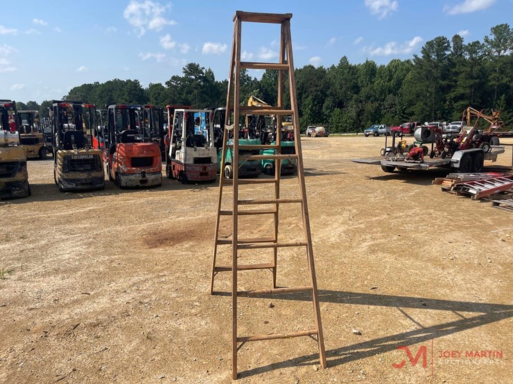 8'-wooden-folding-steep-ladder-image-4