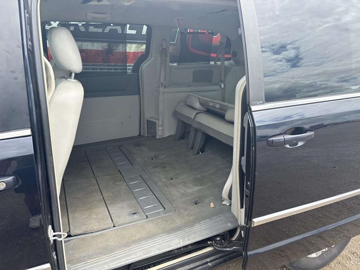 2010-chrysler-town-&-country-image-14