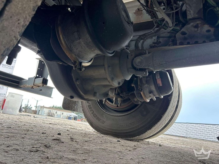 2019-freightliner-m2-106-image-54