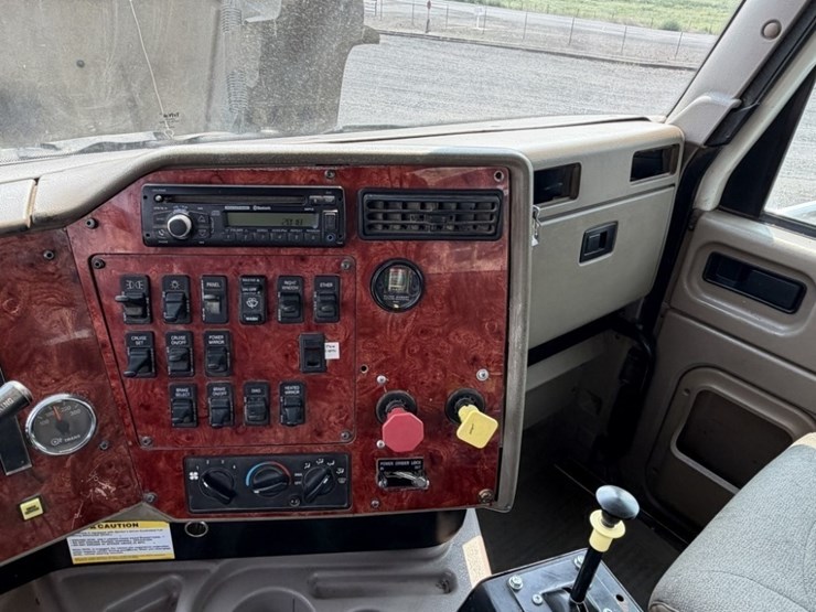2004-international-5500i-t/a-truck-tractor-image-38