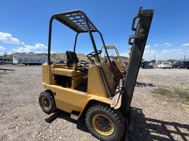 #2002-•-v30b-forklift-image-47
