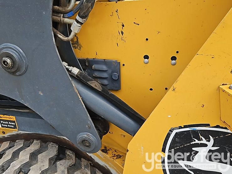 2022-deere-317g-image-22