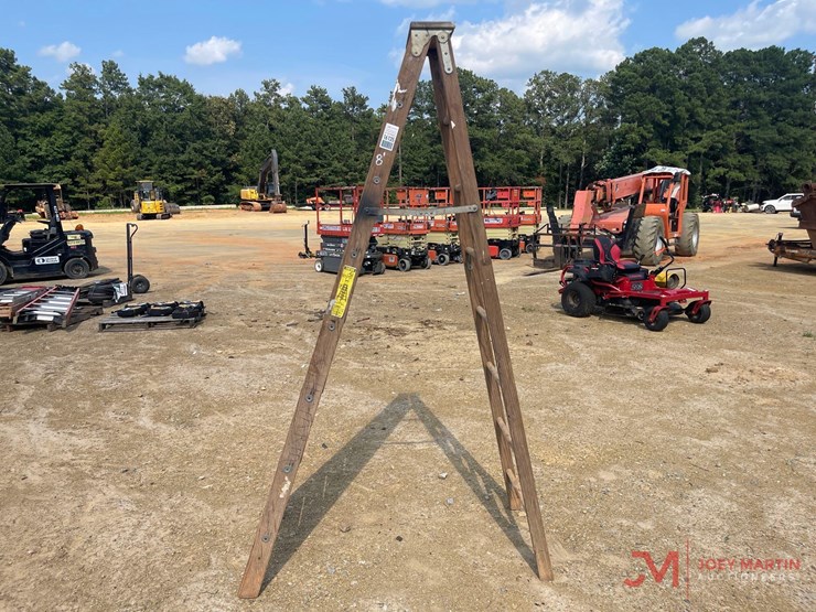 8'-wooden-folding-steep-ladder-image-3