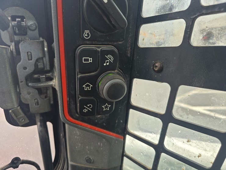 2021-bobcat-t64-image-52