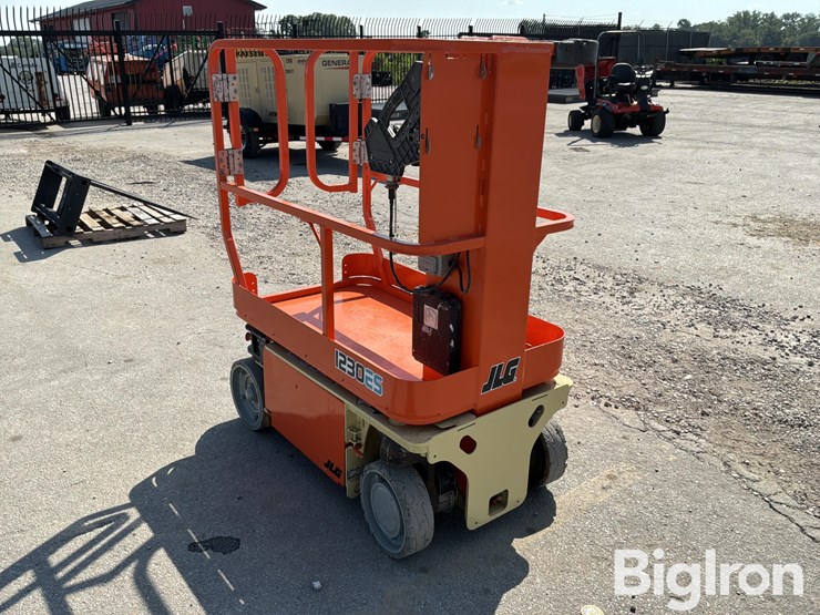 2017-jlg-1230es-image-11