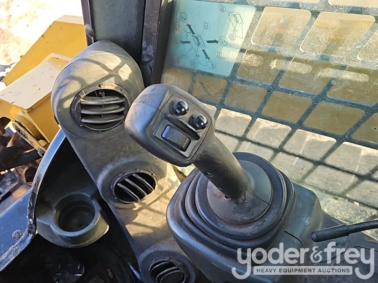 2016-caterpillar-299d2-xhp-image-25
