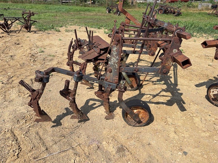 international-harvester-461-fast-hitch-cultivator-image-13