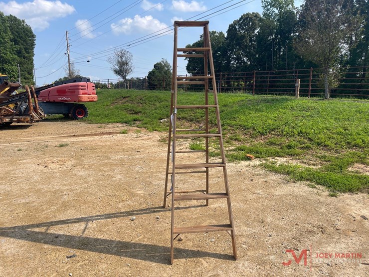 8'-wooden-folding-steep-ladder-image-2