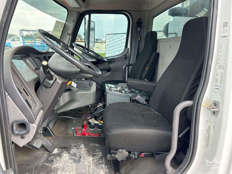 2019-freightliner-m2-106-image-38
