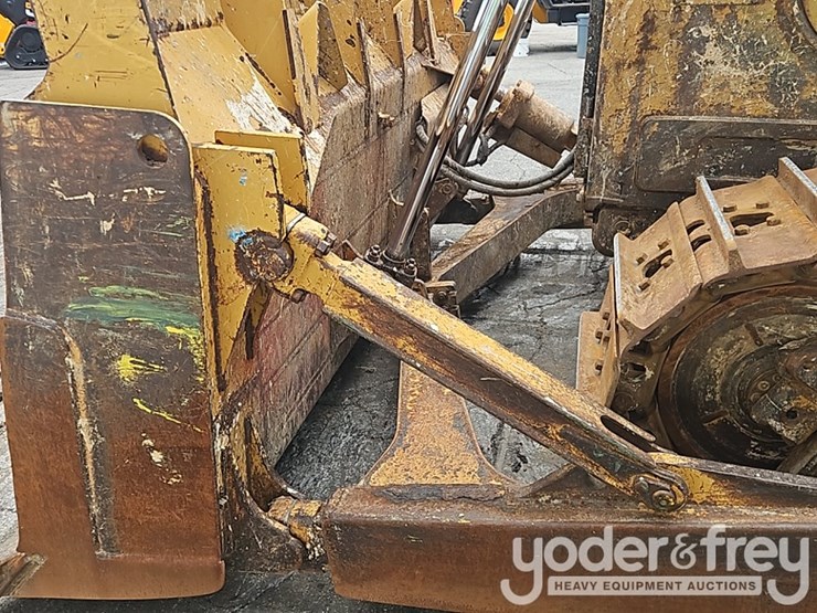 2014-caterpillar-d6t-image-9