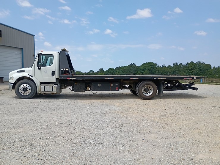 2013-freightliner-m2-106-image-3