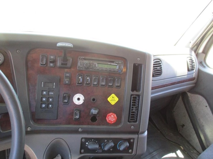 2013-freightliner-business-class-m2-112-image-9