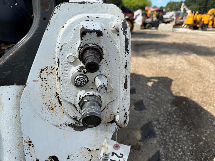 2013-bobcat-s590-image-11