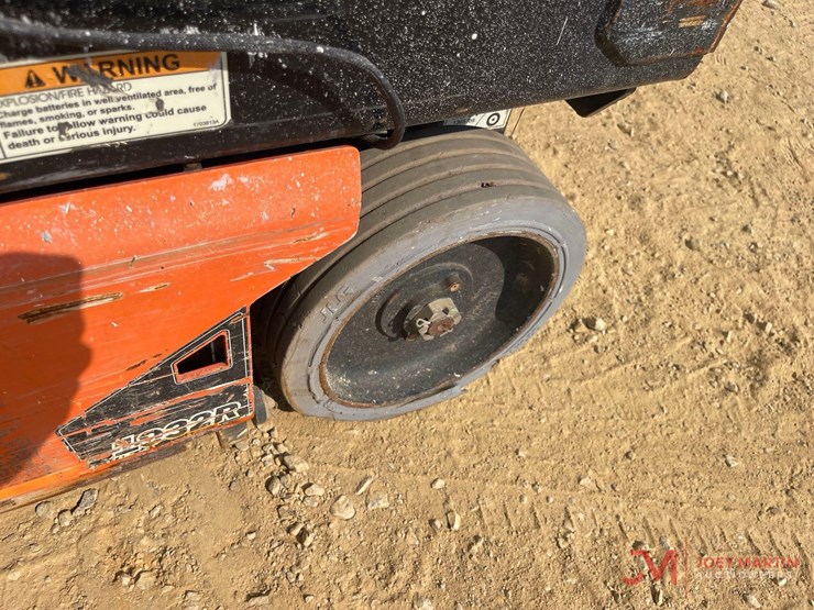 2017-jlg-1932r-image-11