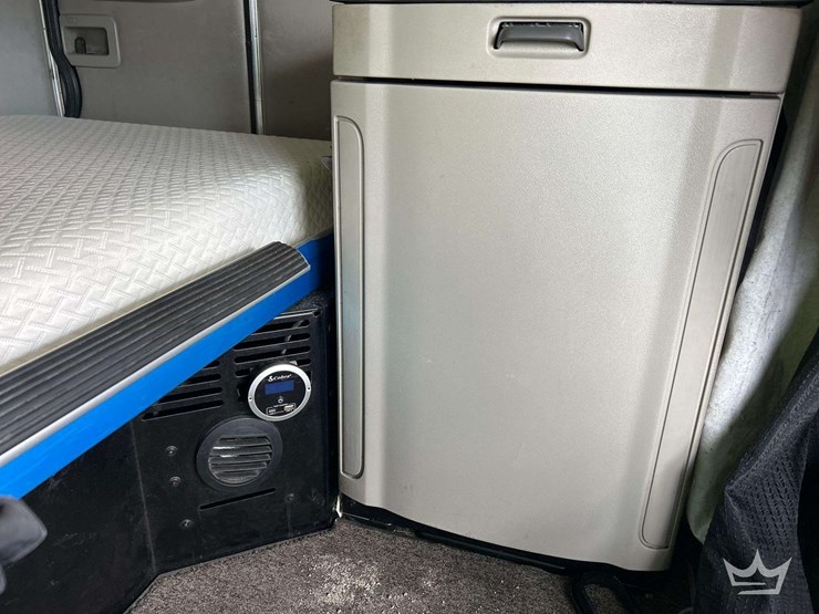 2019-peterbilt-579-image-18