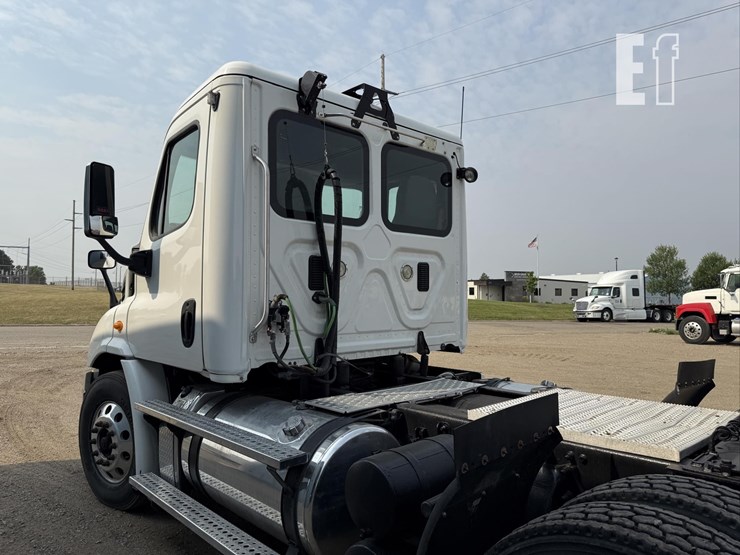2013-freightliner-cascadia-113-image-6