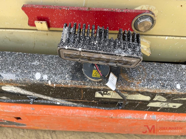 2017-jlg-1932r-image-16