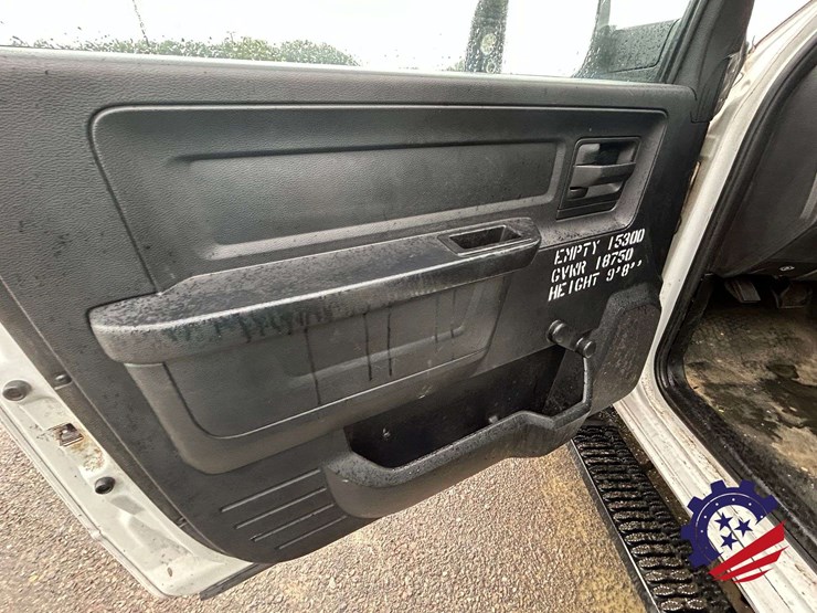 2016-ram-5500-bucket-truck-image-34