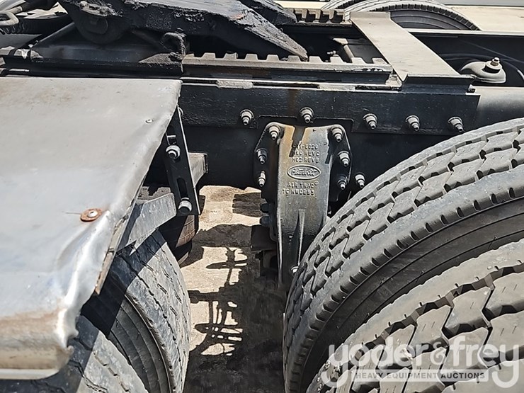 2018-peterbilt-567-image-14