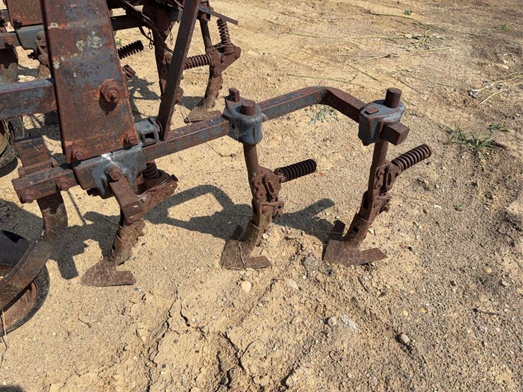 international-harvester-461-fast-hitch-cultivator-image-15