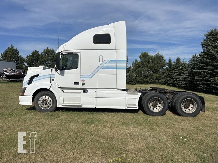 2012-volvo-vnl64t670-image-8
