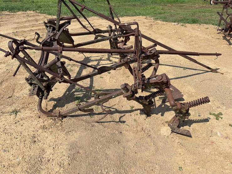 international-harvester-221-mounted-cultivator-image-10