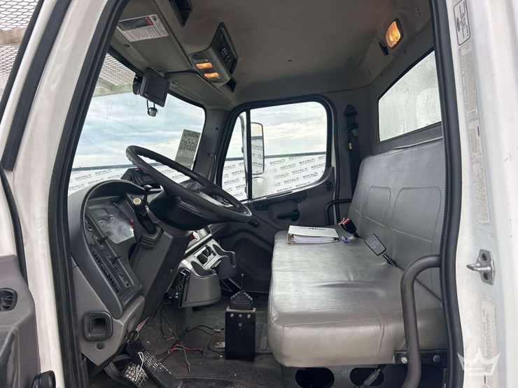 2016-freightliner-m2-106-image-21