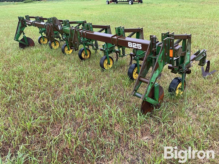 john-deere-825-image-1