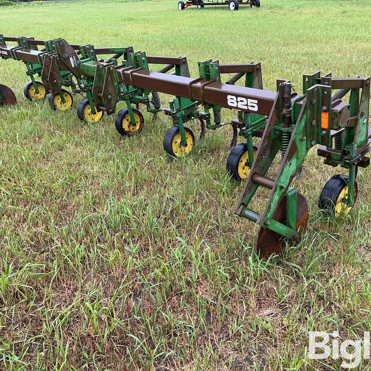 JOHN DEERE 825