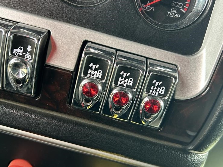 2025-kenworth-w900-image-63