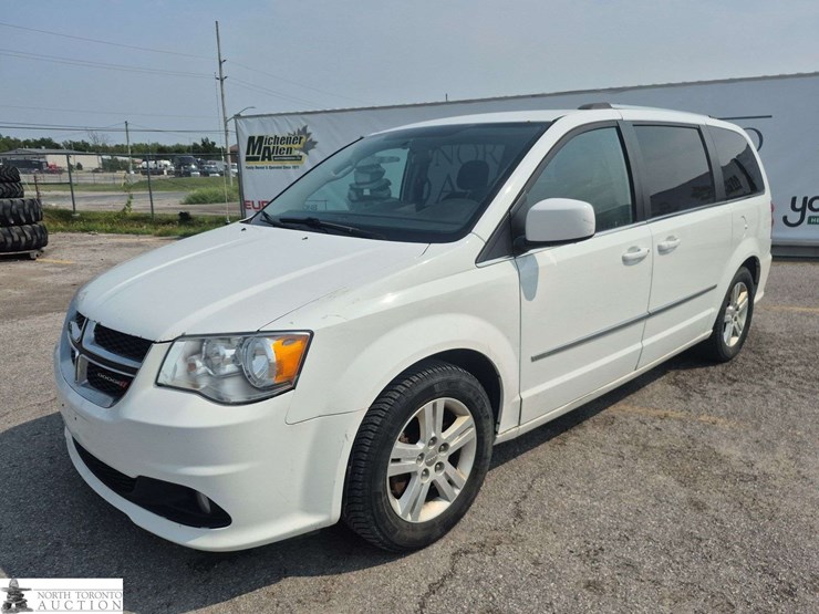 2017-dodge-grand-caravan-crew-image-1