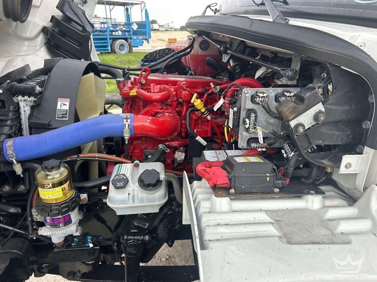 2021-freightliner-m2-106-image-7