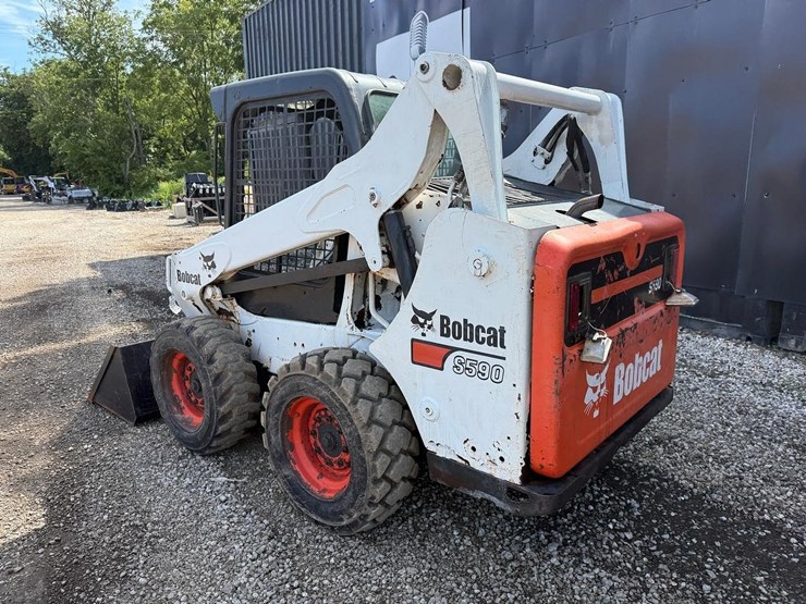 2013-bobcat-s590-image-2