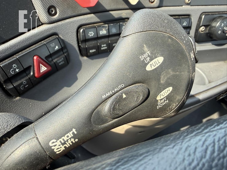 2013-freightliner-cascadia-113-image-41