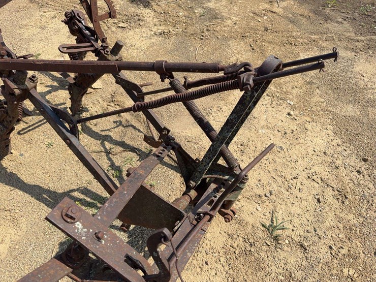 international-harvester-221-mounted-cultivator-image-9