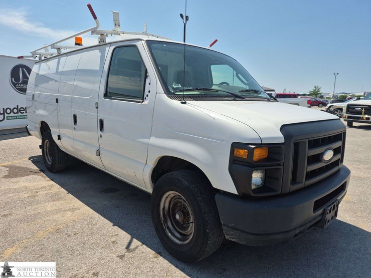 2014-ford-cargo-image-3