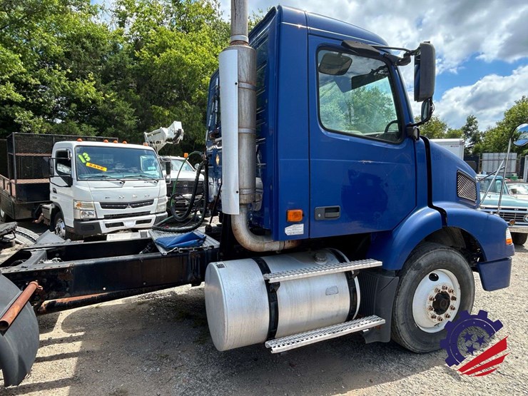 2006-volvo-truck-vnm42t-s/a-day-cab-truck-tractor-image-5