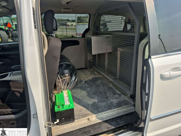 2017-dodge-grand-caravan-crew-image-15