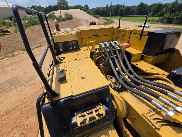 2023-caterpillar-374-image-16