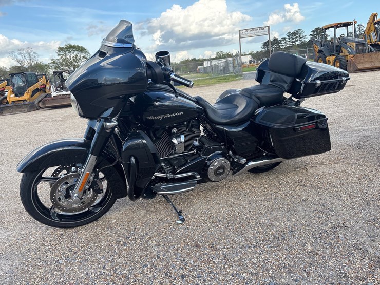 #35523-•-2017-harley-davidson-street-glider-image-1