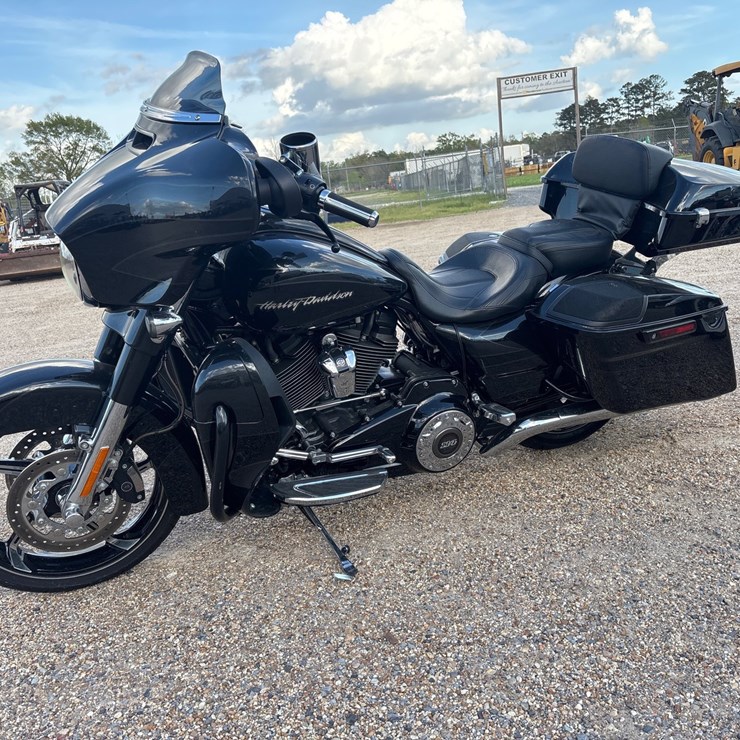 #35523 • 2017 HARLEY DAVIDSON STREET GLIDER