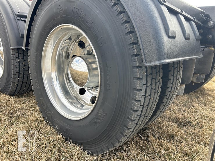 2025-kenworth-w900-image-50