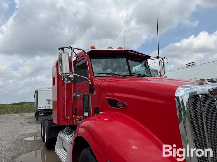 2010-peterbilt-384-image-18