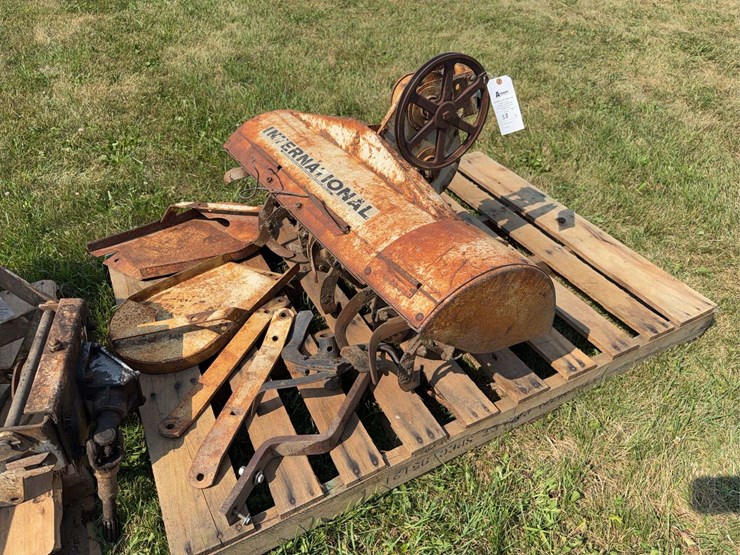 cub-cadet-rear-mounted-tiller-image-4